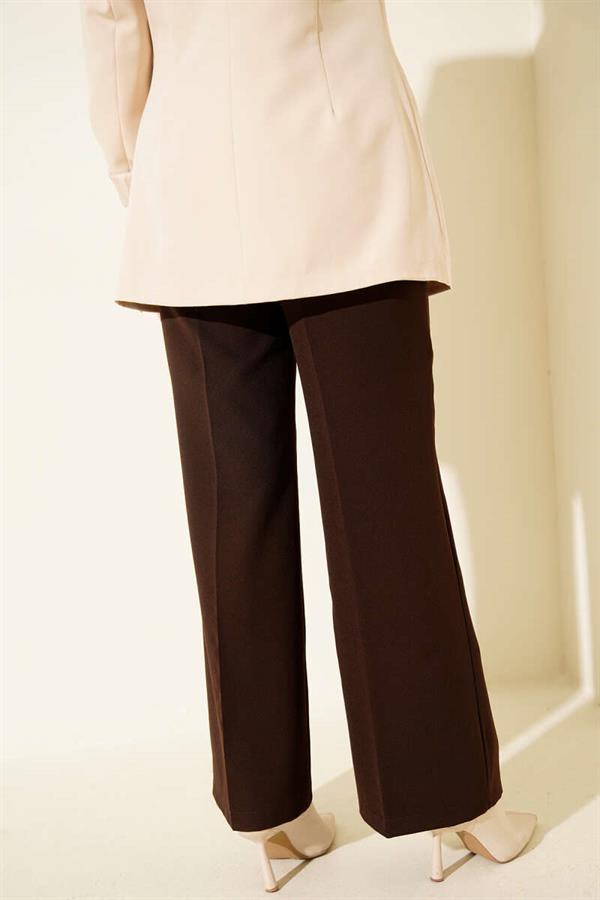 Coffee-colored trousers with accessories.
