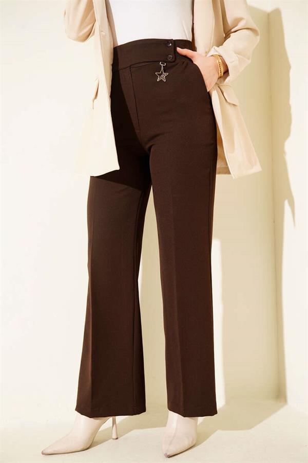 Coffee-colored trousers with accessories.