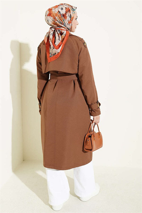 Double-breasted trench coat with epaulets, brown.