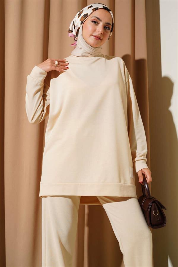 Basic 2 Piece Set Beige with Emblem Detail