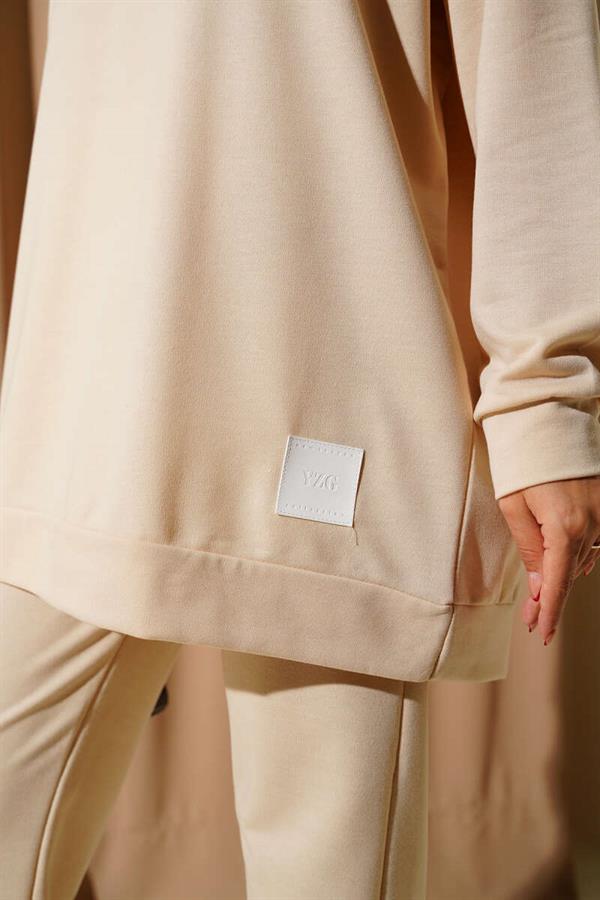 Basic 2 Piece Set Beige with Emblem Detail