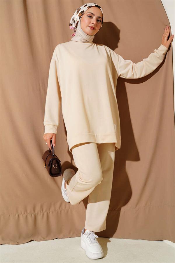 Basic 2 Piece Set Beige with Emblem Detail
