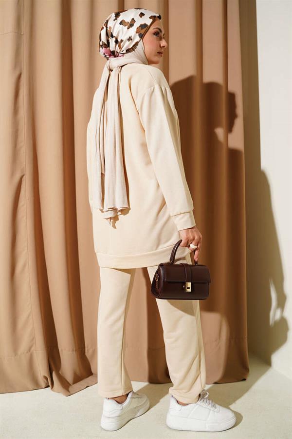Basic 2 Piece Set Beige with Emblem Detail