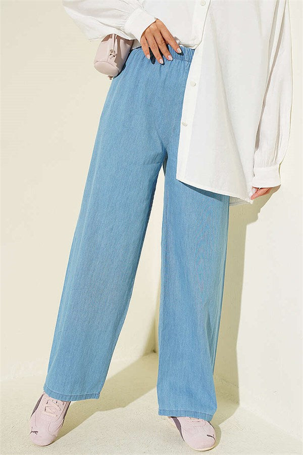 Wide-leg jeans with elastic waistband, denim blue.