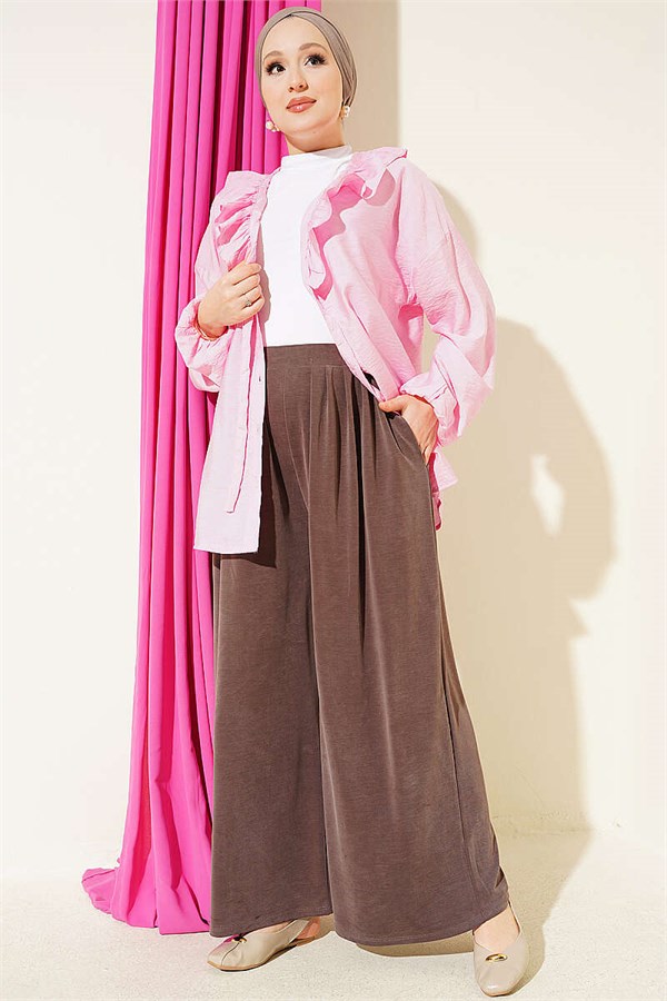 Mink-colored trousers with elasticated waist and pleated details.