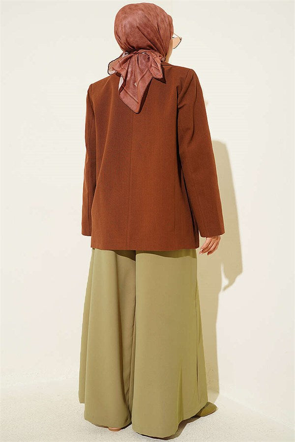 Loose-fitting trousers with elastic waistband, olive green.