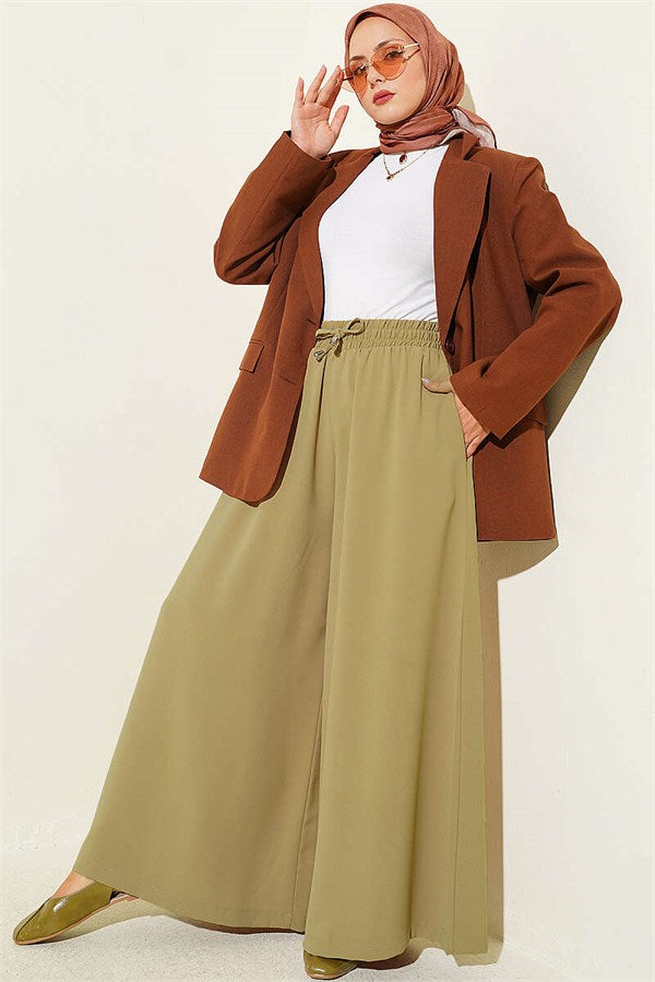 Loose-fitting trousers with elastic waistband, olive green.
