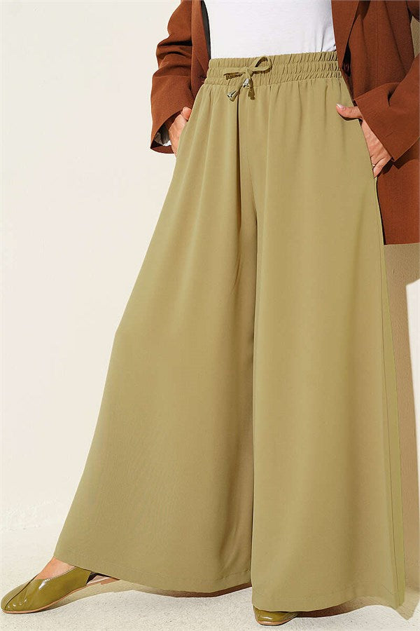 Loose-fitting trousers with elastic waistband, olive green.