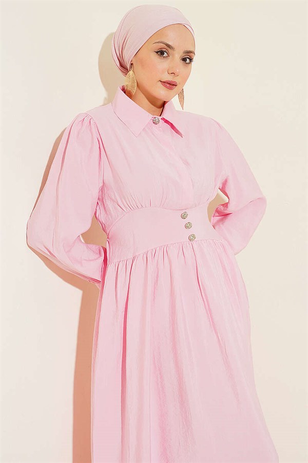 Waist-fitting, half-buttoned hidden dress in pink.