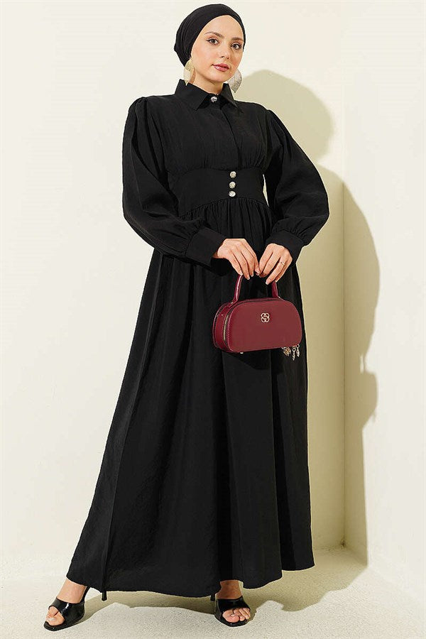 Waist-fitting, half-buttoned hidden dress, black.