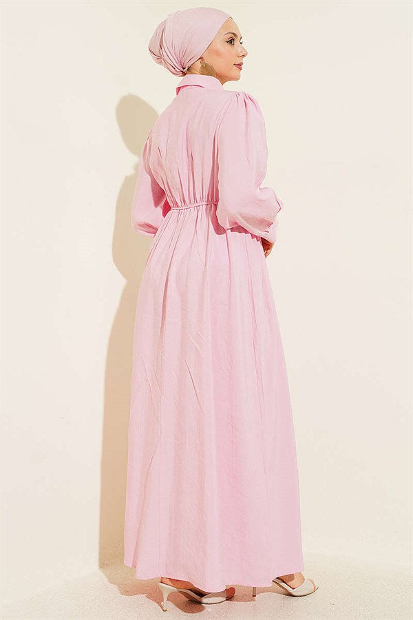 Waist-fitting, half-buttoned hidden dress in pink.