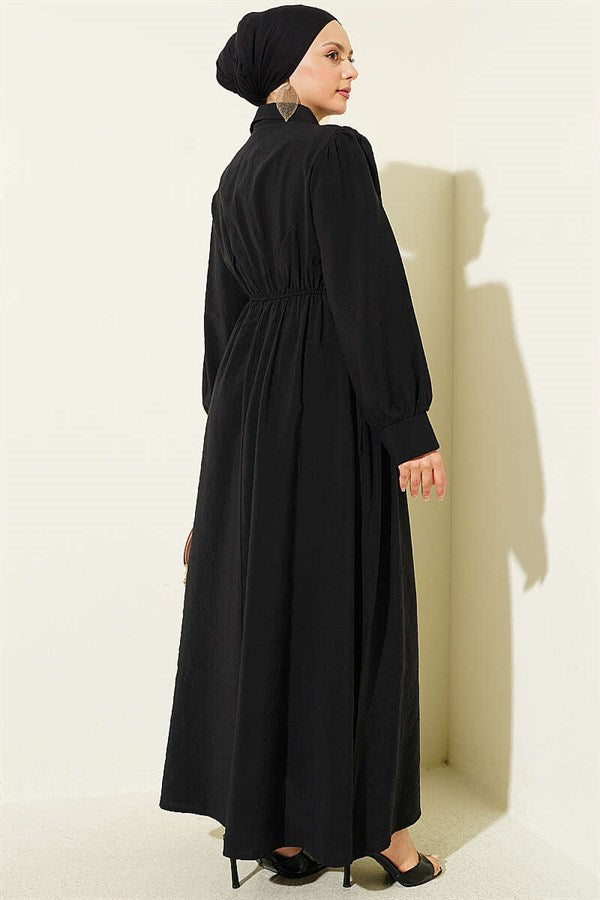 Waist-fitting, half-buttoned hidden dress, black.