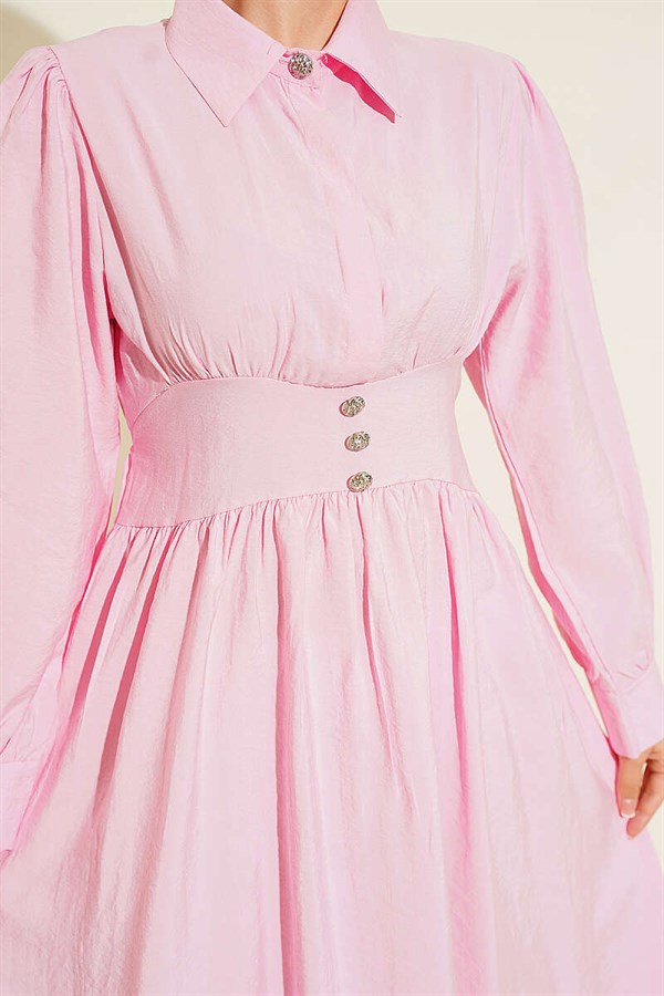 Waist-fitting, half-buttoned hidden dress in pink.