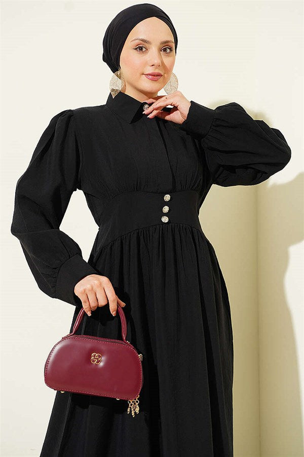Waist-fitting, half-buttoned hidden dress, black.