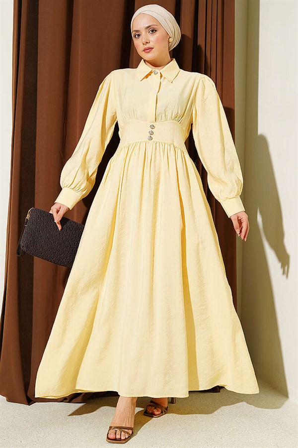 Waist-fitting half-buttoned dress in yellow.