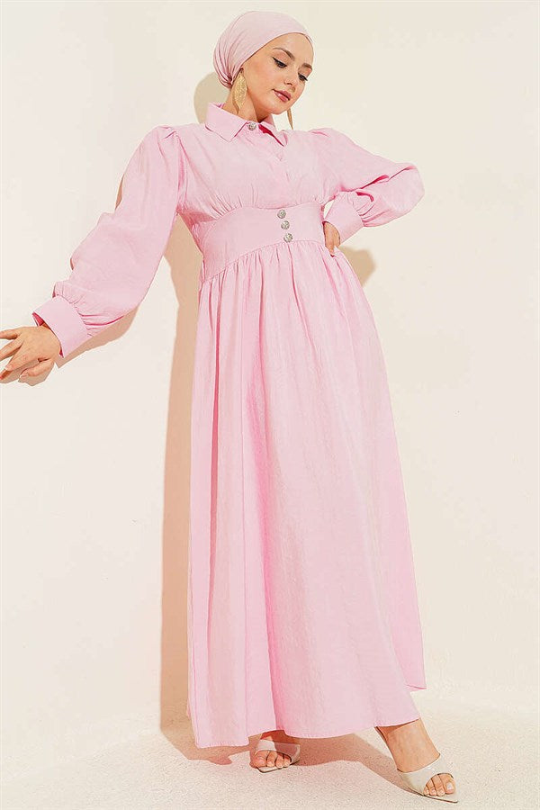 Waist-fitting, half-buttoned hidden dress in pink.