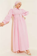 Waist-fitting, half-buttoned hidden dress in pink.