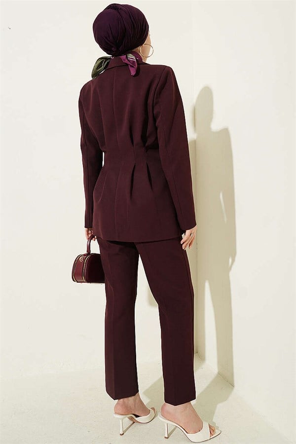 2 Piece Set Suit with buttoned jacket and darts, plum color.