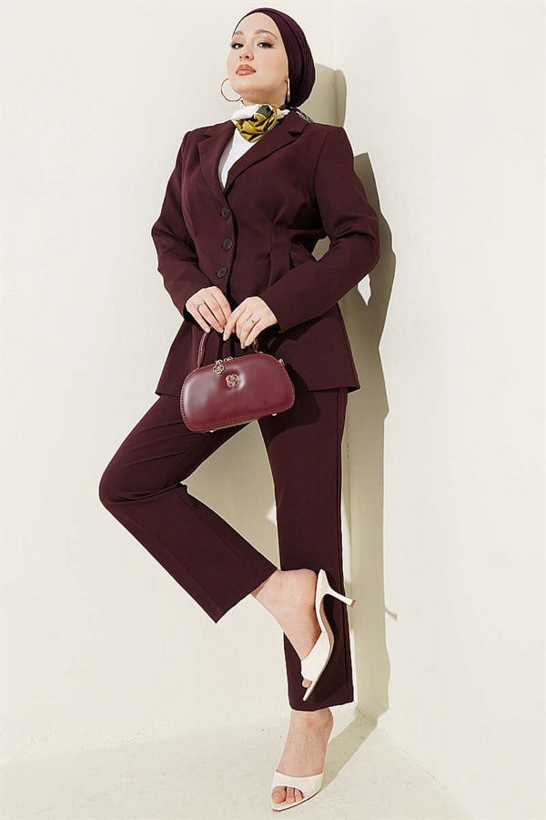 2 Piece Set Suit with buttoned jacket and darts, plum color.