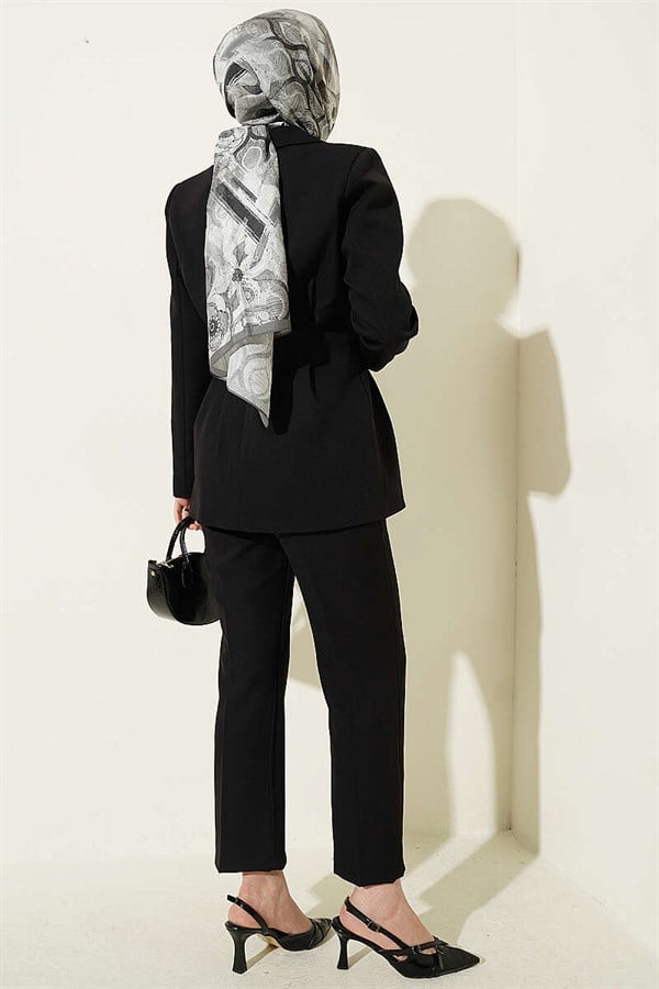 2 Piece Set Suit with button-down jacket and darts, black.