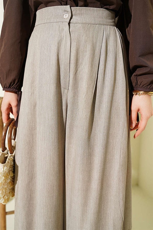 Button-waist pleated harem pants, beige.