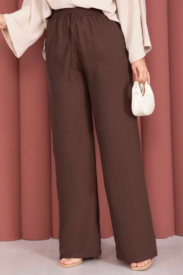 Wide-leg trousers with elastic waistband, brown.