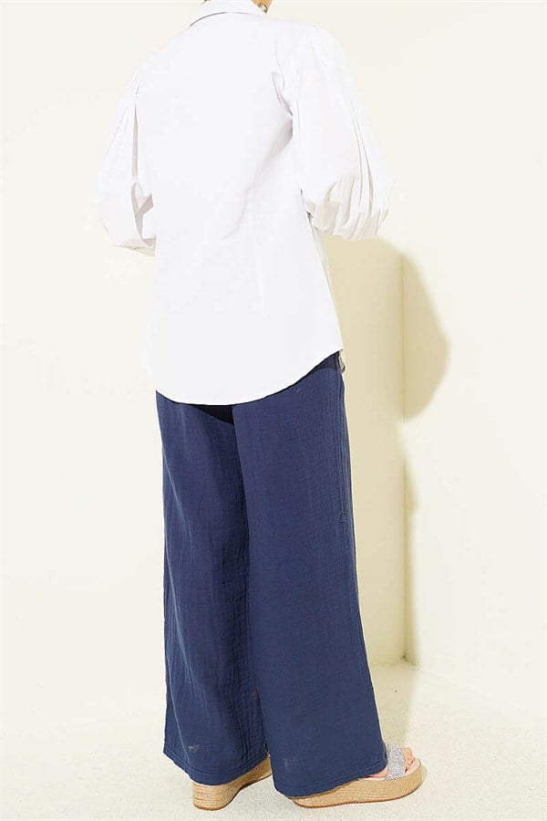 Wide-leg muslin trousers with elasticated waist, navy blue.