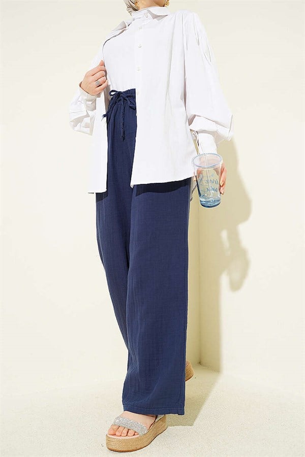 Wide-leg muslin trousers with elasticated waist, navy blue.
