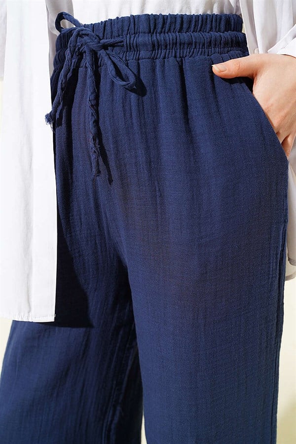 Wide-leg muslin trousers with elasticated waist, navy blue.