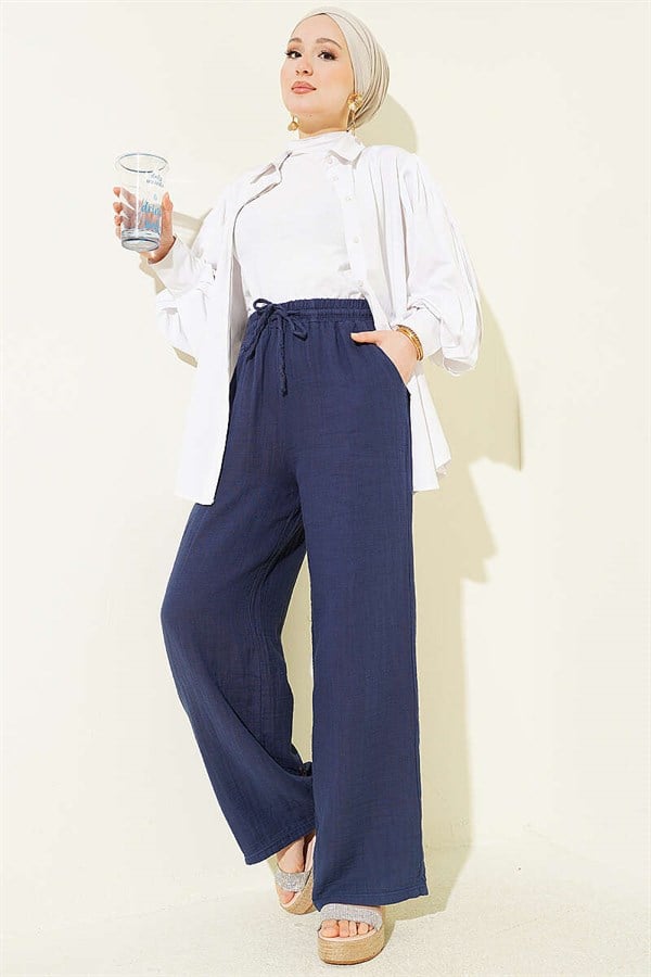 Wide-leg muslin trousers with elasticated waist, navy blue.