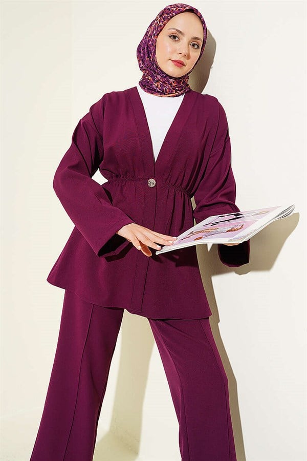 2 Piece Set with elasticated waist and gold buttons, in plum color.