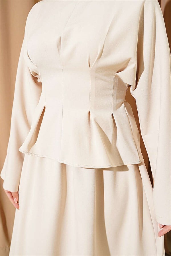 2 Piece Set with belted skirt and darts, beige.