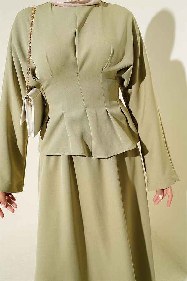 2 Piece Set with belted skirt and darts, light green.