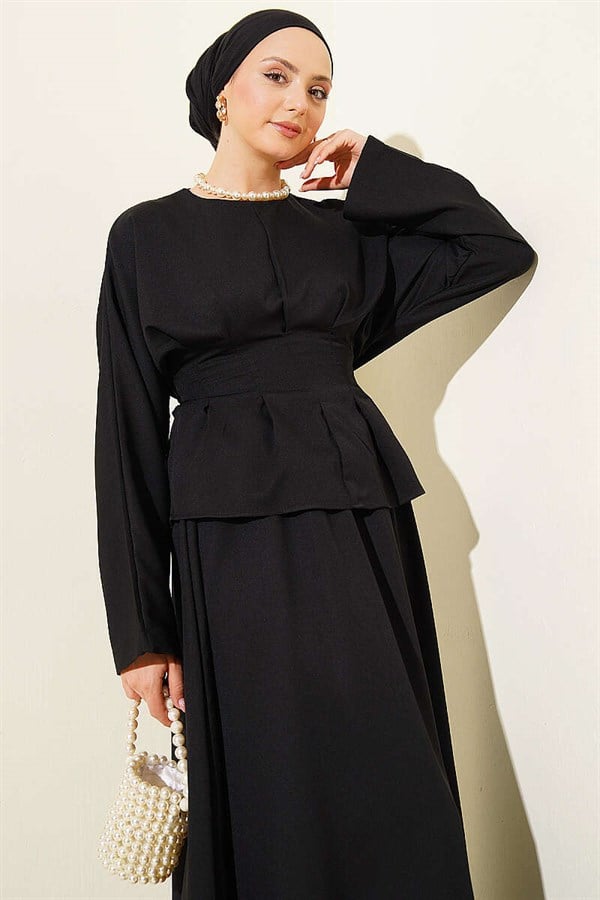 2 Piece Set with belted skirt and darts at the waist, black.