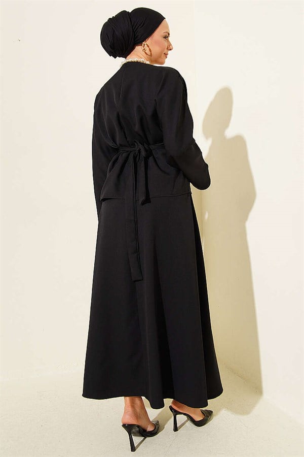 2 Piece Set with belted skirt and darts at the waist, black.