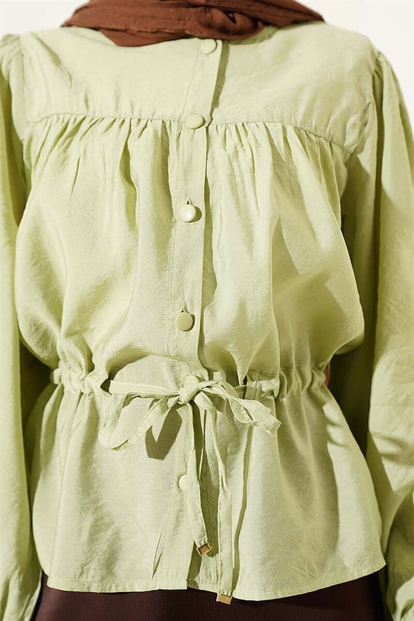 Loose-fitting cropped shirt with tunnel waist, light green.