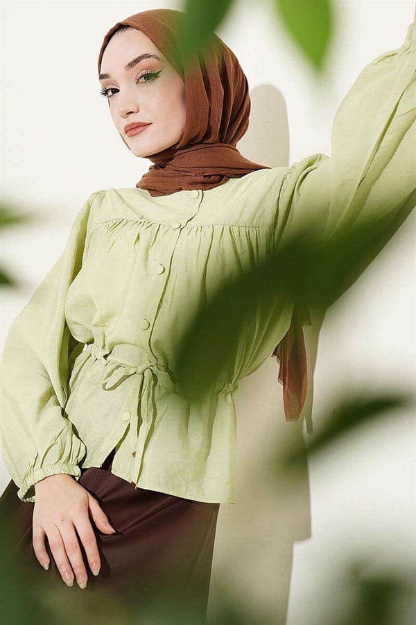 Loose-fitting cropped shirt with tunnel waist, light green.
