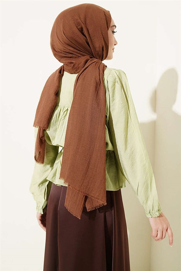 Loose-fitting cropped shirt with tunnel waist, light green.