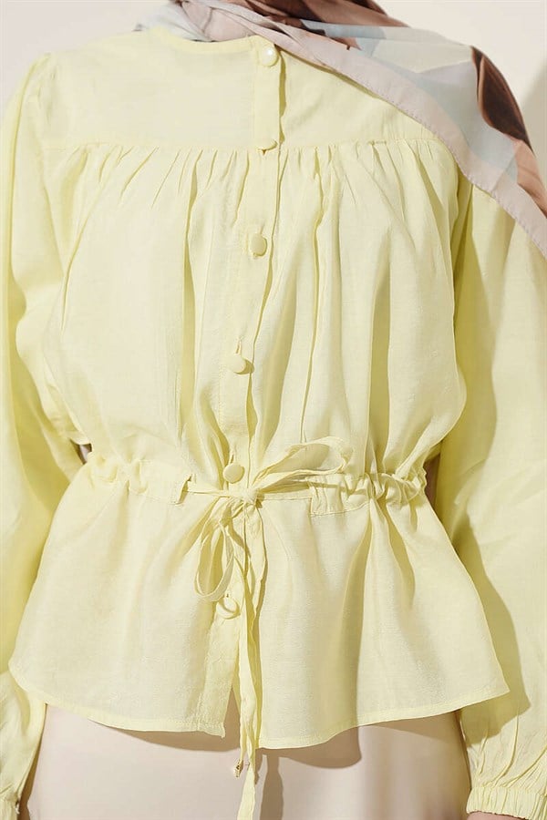 Loose-fitting short shirt with tunnel waistline, yellow.