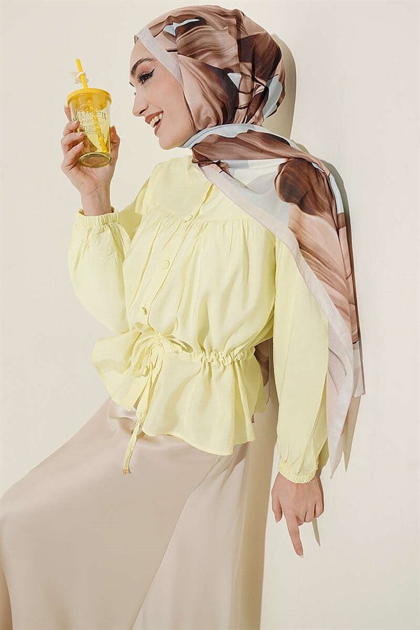 Loose-fitting short shirt with tunnel waistline, yellow.