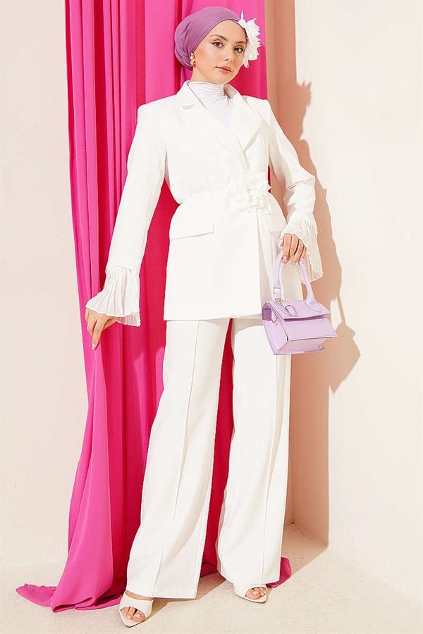 White Blazer Suit 2 Piece Set Suit with Wrist Pleats and Flower Brooch