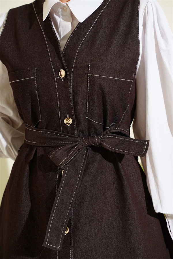 Button-down, double-pocket denim vest, brown.