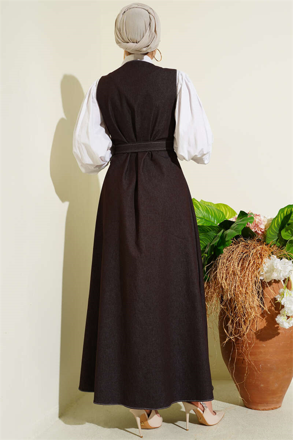 Button-down, double-pocket denim vest, brown.