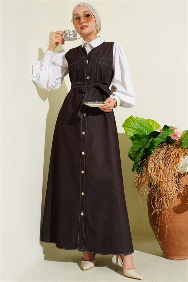 Button-down, double-pocket denim vest, brown.