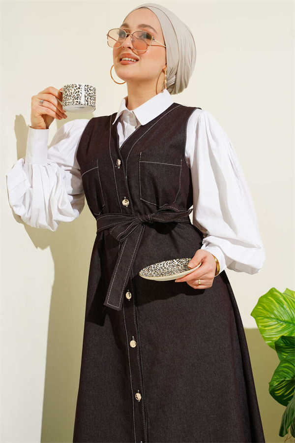 Button-down, double-pocket denim vest, brown.