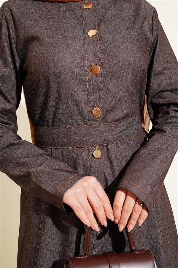 Button-down belted denim dress in brown.