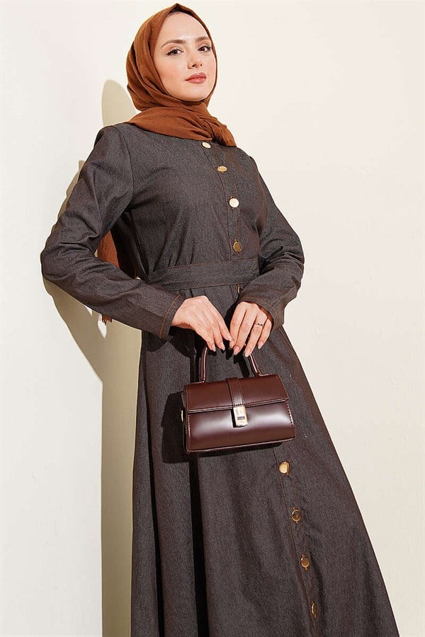 Button-down belted denim dress in brown.