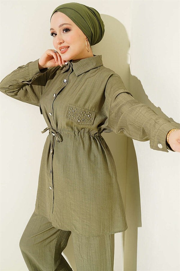 2 Piece Set with pocket flap and waist tunnel, khaki.