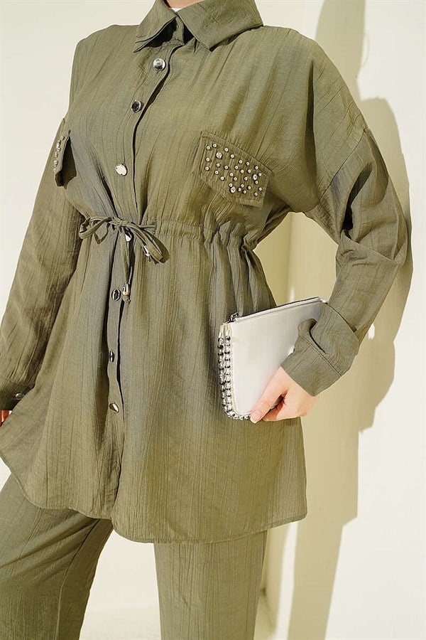 2 Piece Set with pocket flap and waist tunnel, khaki.
