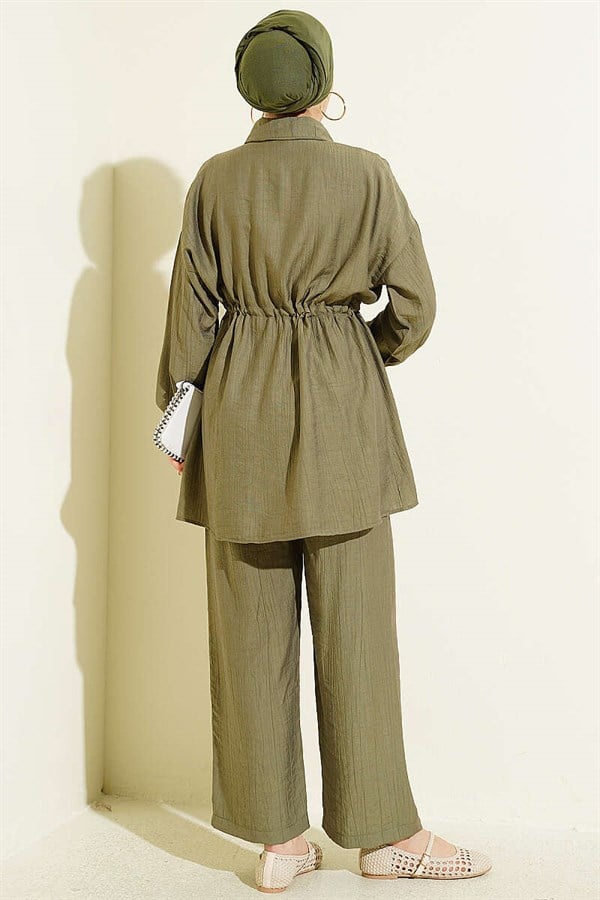 2 Piece Set with pocket flap and waist tunnel, khaki.